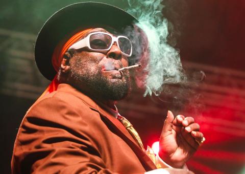  George Clinton fuma cigarrinho suspeito dado por fã durante show em SP